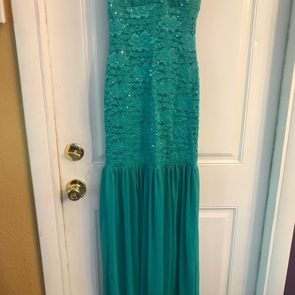 Beautiful dress - Picture 2 of 4